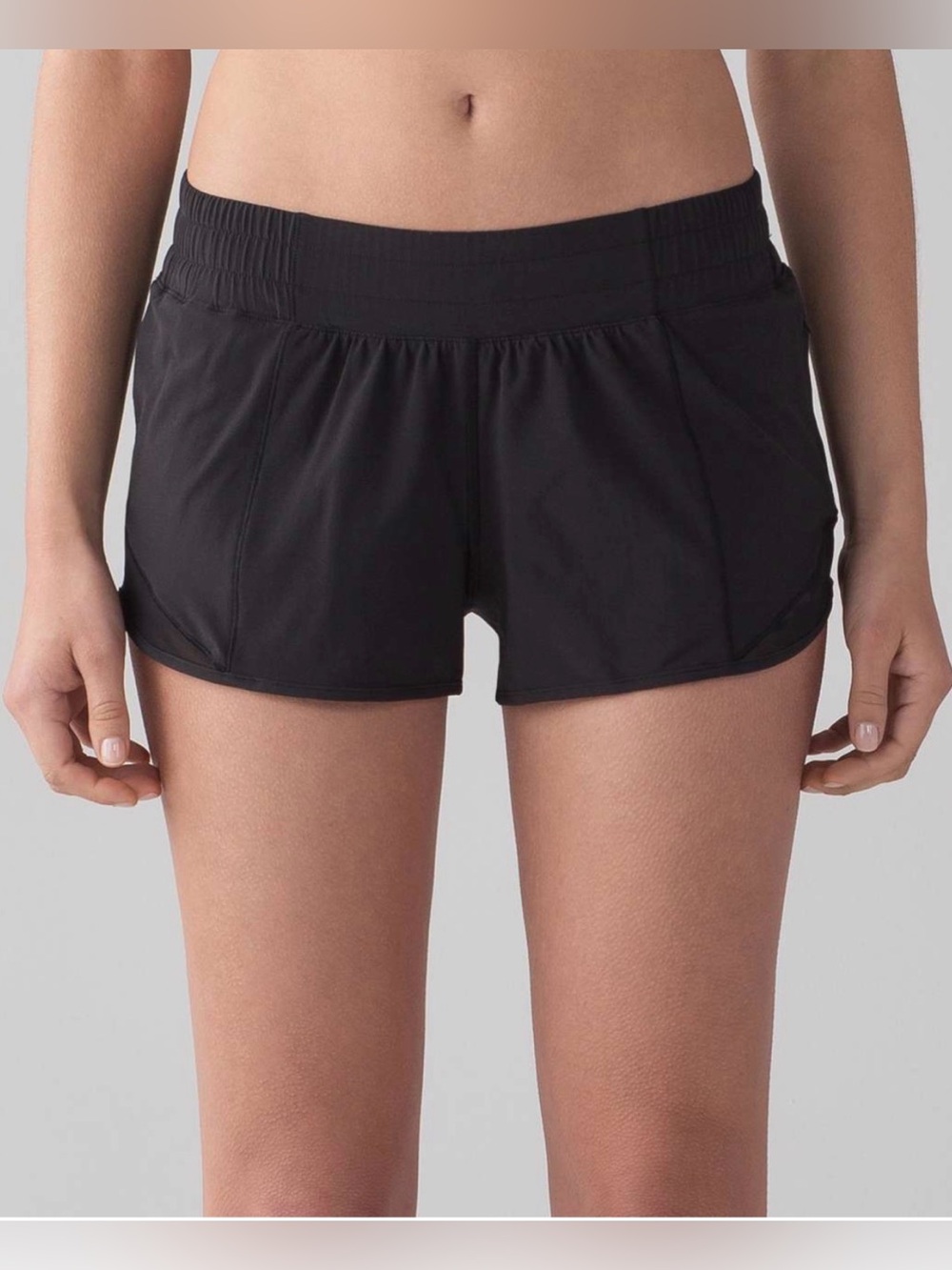 Lululemon: Hotty Hot Short II *2.5" -Size 6